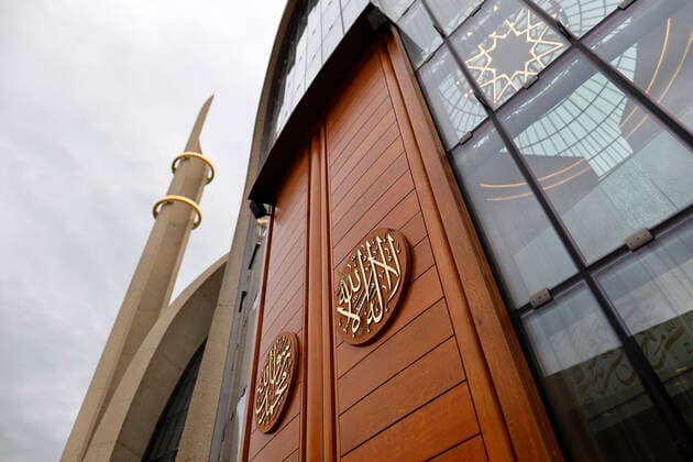 Außenansicht der Moschee beim Tag der offenen Moschee in der DITIB Zentralmoschee in Ehrenfeld. Köln, 03.10.2021