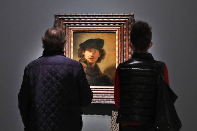 Bilder des Jahres 2021, Entertainment 10 Oktober Entertainment Themen der Woche KW40 Entertainment Bilder des Tages 05.10.2021, Frankfurt am Main, DEU, Die Ausstellung Nennt mich Rembrandt! Durchbruch in Amsterdam im Staedel Museum betrachtet erstmalig die Erfolgsgeschichte Rembrandts vom jungen, ambitionierten Künstler aus Leiden hin zum berühmten Meister in Amsterdam. 60 Kunstwerke Rembrandts treten dafür in einen Dialog mit Bildern anderer Künstler seiner Zeit Besucher betrachten das Selbstportrait