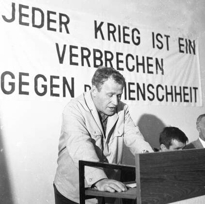 Antikriegstag 1965 und 1966 DEU, Deutschland, Dortmund: Der Antikriegstag von Gewerkschaften und anderen demokratischen Organisationen begangen wurde der Tag des Eintritts Hitlers am 1.9.1939 . Heute, wie hier in verschieden deutschen Staedten in den Jahren 1965-6 , verurteilen die Teilnehmer auch andere Kriege mit vielfaeltigen Aktionen.Max von der Grün am Rednerpult DEU, Germany, Dortmund: The anti-war day celebrated by trade unions and other democratic organizations was the day of Hitler s entry on 1.9.1939 . Today, as here in various German cities in 1965-6 , participants also condemn other wars with many actions. NRW