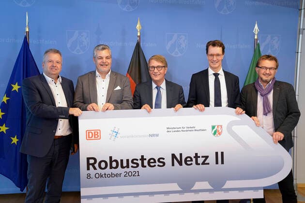 Bilder des Jahres 2021, News 10 Oktober News Themen der Woche KW40 News Bilder des Tages Pressetermin zur Unterzeichnung des Vertrages Robustes Netz 2 von LAND NRW und Deutsche Bahn Aktuell, 08.10.2021, Duesseldorf, NRW Verkehrsminister Hendrik Wuest gemeinsam mit Bahn Infrastruktur Vorstand Ronald Profalla und weiteren offiziellen Vertreten des regionalen Bahnverkehrs bei der Unterzeichnung des Vertrag zum Thema Robustes Netz II der Deutschen Bahn in NRW Duesseldorf Nordrhein-Westfalen Deutschland