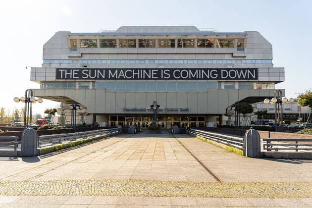 Bilder des Jahres 2021, Entertainment 10 Oktober Entertainment Themen der Woche KW40 07.10.2021, Berlin, Deutschland, GER,das Internationale Congress Centrum Berlin (ICC), Kunstfestival The Sun Machine Is Coming Down.Die Berliner Festspiele feiern ihr 70-jähriges Jubiläum.