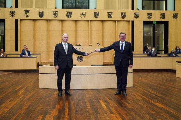 Bilder des Jahres 2021, News 10 Oktober News Themen der Woche KW40 News Bilder des Tages 08.10.2021, Berlin, Deutschland, GER,1009. Sitzung Bundesrat, Bundesratspräsident Reiner Haseloff gibt den Staffelstab der Präsidentschaft an seinen designierten Nachfolger Bodo Ramelow weiter.