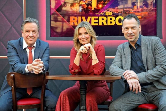Bilder des Jahres 2021, Entertainment 10 Oktober Entertainment Themen der Woche KW40 Entertainment Bilder des Tages MDR - Riverboat. Moderator Jörg Kachelmann , Moderatorin Kim Fisher und Sebastian Fitzek während eines Pressetermins zur MDR - Talkshow Riverboat am 08.10.2021 in der Mediacity Leipzig. 20211008BOS0003