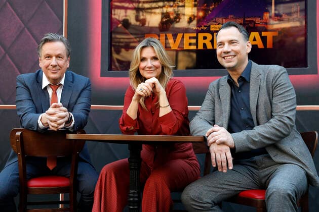 Jörg Kachelmann, Kim Fisher und Sebastian Fitzek beim Pressetermin zur MDR rbb-Talkshow Riverboat in der Riverboat-Kulisse im Mediengarten der Media City Leipzig. Leipzig, 08.10.2021