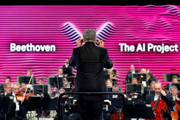 Bilder des Jahres 2021, Entertainment 10 Oktober Entertainment Themen der Woche KW40 Entertainment Bilder des Tages Dirk Kaftan bei der Generalprobe des Beethoven Orchester Bonn für die von einer KI vollendete 10. Sinfonie Beethovens vor der abendlichen Uraufführung im Telekom Forum. Bonn, 09.10.2021