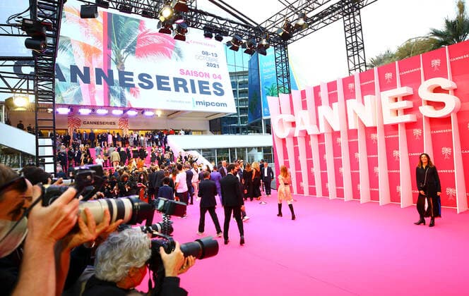Bilder des Jahres 2021, Entertainment 10 Oktober Entertainment Themen der Woche KW40 Entertainment Bilder des Tages Cannes, France - October 09, 2021: Canneseries, International Series Festival and MIPCOM with glamorous Pink Carpet Atmosphere at the Palais des Festivals. Mandoga Media Canneseries MIPCOM 2021