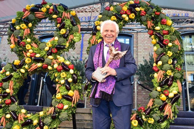 Bilder des Jahres 2021, Entertainment 10 Oktober Entertainment Themen der Woche KW40 Entertainment Bilder des Tages Koch des Jahres, Eckhart Witzigmann Eckart Witzigmann mit Trophäe, Inspirationschef of the Century grosse Geburtstagsfeier zu 80 Jahre Koch des Jahres, Eckhart Witzigmann im KPM Quartier in Berlin am 09.10.2021