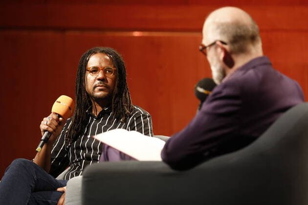 Bilder des Jahres 2021, Entertainment 10 Oktober Entertainment Themen der Woche KW40 Entertainment Bilder des Tages Colson Whitehead, Thomas Böhm, Literaturagent, Deutschland, Berlin, Pulitzer-Preisträger Colson Whitehead und sein neuer Roman: Harlem Shuffle , radioeins und rbbKultur laden zur Deutschlandpremiere ein