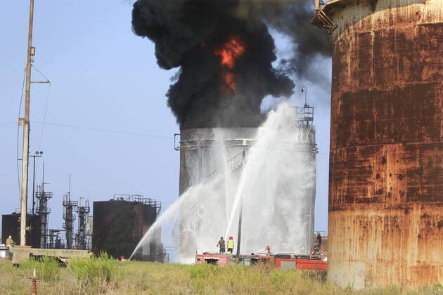Bilder des Jahres 2021, News 10 Oktober News Themen der Woche KW41 News Bilder des Tages (211011) -- BEIRUT, Oct. 11, 2021 -- Firefighters work to extinguish a fire burning at the al-Zahrani oil facility in southern Lebanon, Oct. 11, 2021. A huge fire broke out on Monday at a fuel storage tank of an oil facility in southern Lebanon, causing the loss of about 250,000 liters of fuel, the National News Agency (NNA) reported. Lebanese Energy Minister Walid Fayyad announced that the fire at the al-Zahrani oil facility was caused by a technical error in the transport of fuel. (Photo by Xinhua) LEBANON-OIL FACILITY-FIRE AlixHashisho