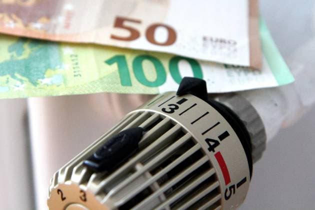 Winden Themenbild - Heizkosten, Energiekosten, Stromkosten, Sparen Themenbild - Heizkosten, Energiekosten, Stromkosten, Sparen eine Hand dreht am Regler, Thermostat eines Heizkörpers. Geldscheine liegen auf einem Heizkörper. Thermostat der Marke Heimeier von einer Heizung. Symbolbild, Themenbild, Featurebild Copyright: xFleigx xEibner-Pressefotox EP_dfg