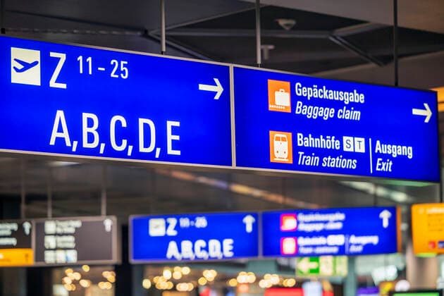 Frankfurt Airport. Wegweiser zu den Terminals Z, A, B, C D, E, zu den Bahnhöfen und zur Gepäckausgabe. DEU, Deutschland, Hessen, Frankfurt am Main.