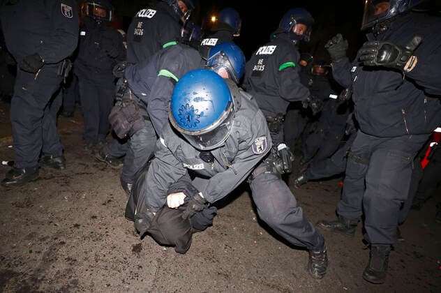 Bilder des Jahres 2021, News 10 Oktober News Themen der Woche KW41 News Bilder des Tages Bei einer Demo gegen die Räumung des linksautonomen Bauwagen-Camps Köpi in Berlin-Kreuzberg ist es zu Ausschreitungen gekommen. Dabei wurden Polizisten mit Flaschen, Steinen und Feuerwerkskörpern beworfen. Unbekannte haben in der Reichenbergerstraße Scheiben mehrerer Autos zerschlagen, Verkehrsschilder in parkende Autos gerammt und Dixieklos umgeschubst. Laut Polizei waren 7.000 bis 8.000 Teilnehmer vor Ort. Berlin, 15.10.2021