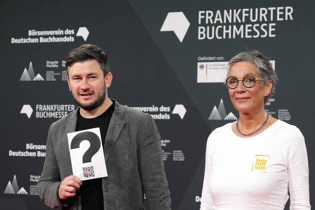 Bilder des Jahres 2021, Entertainment 10 Oktober Entertainment Themen der Woche KW42 Entertainment Bilder des Tages 19.10.2021, Frankfurt am Main, DEU Eroeffnung der Frankfurter Buchmesse. Mit Karin Schmidt-Friedrichs, Vorsteherin des Boersenvereins des Deutschen Buchhandels und Dmitry Glukhovsky, russischer Autor