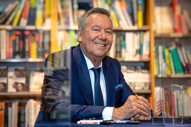 Bilder des Jahres 2021, Entertainment 10 Oktober Entertainment Themen der Woche KW42 Entertainment Bilder des Tages Schlager-Star Roland Kaiser (69) - bürgerlich: Ronald Keiler - stellt im Rahmen einer Signierstunde und einer Lesung seine Biografie Sonnenseite in der Thalia Buchhandlung in Dresden vor. 100 Fans ließen sich vorher ihr Exemplar des Buches vom Künstler handsignieren. Später las er einige Passagen aus dem Buch und plauderte mit den Zuhörern über Interessantes aus seinem Leben.