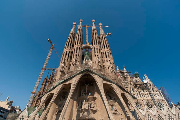 A low angle view of Gaudi s Sagrada Familia church. La Sagrada Familia Church, Barcelona, Catalonia, Spain. Barcelona Catalonia Spain Copyright: xSergioxPitamitzx SSH-RM-SPBAR1104270389