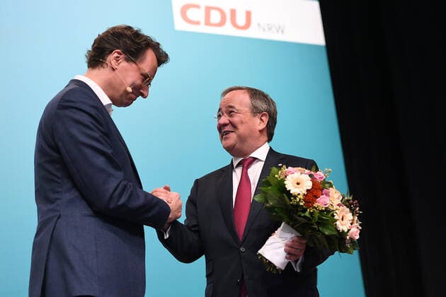 Bilder des Jahres 2021, News 10 Oktober News Themen der Woche KW42 43. Landesparteitag der CDU Nordrhein-Westfalen am 23.10.2021 in der Stadthalle in Bielefeld Hendrik Wüst ( Landesvorsitzender CDU Nordrhein-Westfalen ), links - Armin Laschet ( Ministerpräsident Nordrhein-Westfalen ), rechts