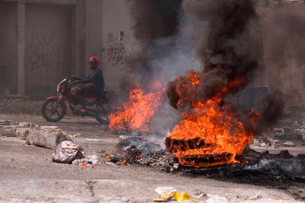Bilder des Jahres 2021, News 10 Oktober News Themen der Woche KW42 News Bilder des Tages A man on a motorcycle passes burning barricades during a day of protests following the kidnapping of 17 foreign missionaries, 16 of them American and one Canadian, which occurred last Saturday when they were returning from an orphanage on the outskirts of the capital, in Port-au-Prince, Haiti, 23 October 2021. A week after the kidnapping the 17 people, neither the Haitian Government nor the Police have offered official information on the case, although several sources from the Executive have confirmed to the media that the detained missionaries are being held by the 400 Mawozo gang, which is asking for a ransom of 17 million dollars. In recent months, murders, robberies and kidnappings have multiplied, becoming a lucrative source of funding Copyright: xOrlandoxBarriax AME1504 20211023-60896aab50315ce6247bf3d91518b169ebb08b9d