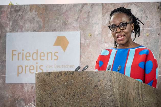Bilder des Jahres 2021, Entertainment 10 Oktober Entertainment Themen der Woche KW42 Zum Abschluss der Frankfurter Buchmesse erhielt die Autorin Tsitsi Dangarembga (Foto) aus Simbabwe am Sonntag (24.10.2021) in der Frankfurter Paulskirche den Friedenspreis des Deutschen Buchhandels. Die 62-Jaehrige verbinde in ihrem kuenstlerischen Werk ein einzigartiges Erzaehlen mit einem universellen Blick, urteilte die Jury. Dangarembga sei deshalb nicht nur eine der wichtigsten Kuenstlerinnen ihres Landes, sondern auch eine weithin hoerbare Stimme Afrikas in der Gegenwartsliteratur . Der Friedenspreis ist mit 25.000 Euro dotiert. (Siehe epd-Meldung vom 24.10.2021) Tsitsi Dangarembga erhaelt Friedenspreis des Buchhandels
