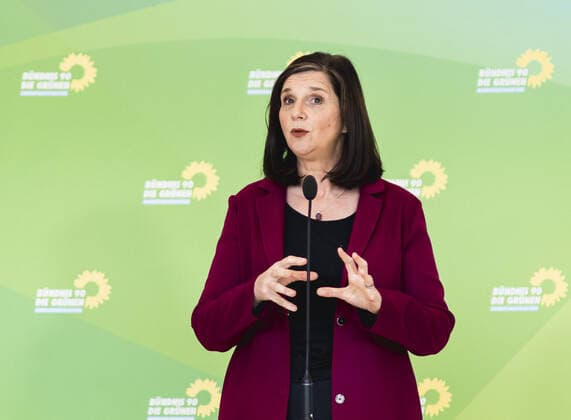 News Bilder des Tages Katrin Goering-Eckardt, Buendnis 90 Die Gruenen, gibt Journalisten ein Statement im Deutschen Bundestag in Berlin. 25.10.2021. Berlin Deutschland