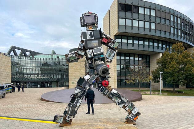 Bilder des Jahres 2021, Entertainment 10 Oktober Entertainment Themen der Woche KW43 Entertainment Bilder des Tages Wertgigant , eine sechs Meter hohe Skulptur aus Elektroschrott von dem Kölner Künstler HA Schult vor dem Düsseldorfer Landtag.