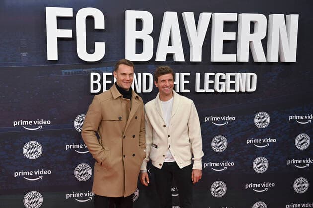Bilder des Jahres 2021, Entertainment 10 Oktober Entertainment Themen der Woche KW43 Entertainment Bilder des Tages v.li:Manuel NEUER (Torwart Bayern Muenchen), Thomas MUELLER (MÜLLER,Bayern Muenchen) in zivil,privat. Premierenfeier zur Amazon Original Doku FC BAYERN Ð BEHIND THE LEGENDam 25.10.2021 im Arri Kino in Muenchen.Roter Teppich.