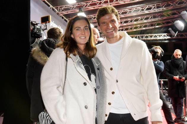 Thomas Müller mit Ehefrau Lisa Müller bei der Premiere der Amazon Original Serie FC Bayern - Behind the Legend in der Astor Film Lounge im Arri Kino. München, 25.10.2021