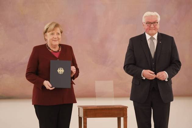 Bilder des Jahres 2021, News 10 Oktober News Themen der Woche KW43 News Bilder des Tages Bundeskanzlerin Angela Merkel, Bundespräsident Frank-Walter Steinmeier, Deutschland, Berlin, Schloss Bellevue, Entlassung der Bundeskanzlerin und der Mitglieder der Bundesregierung am Dienstag, 26. Oktober 2021