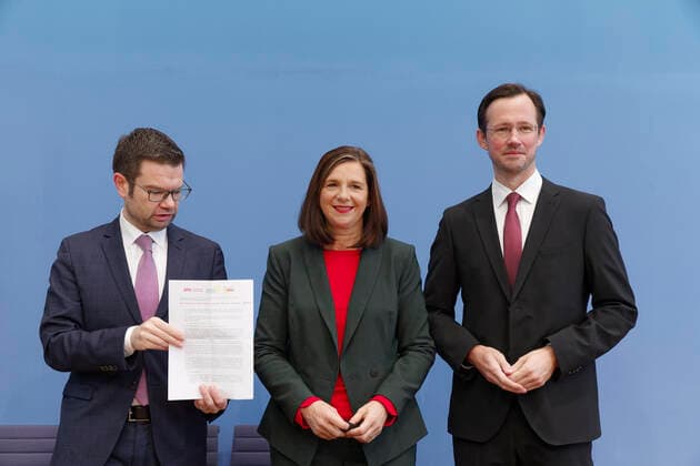 Ampel will Ende der epidemischen Lage 2021-10-24, Deutschland, Berlin - Bundespressekonferenz: Die Bundestagsfraktionen von SPD, Bündnis 90 Die Grünen und der FDP stellen Eckpunkte zur geordneten Beendigung der sogenannten empidemischen Lage von nationaler Tragweite vor. Im Bild v.l.: Dr. Marco Buschmann (FDP), Erster Parlamenarischer Geschäftsführer der Bundestagsfraktion, Katrin Göring-Eckardt (Bündnis 90 Die Grünen), Fraktionsvorsitzende im Bundestag, und Dirk Wiese (SPD), Stellvertretender Vorsitzender der Bundestagsfraktion.