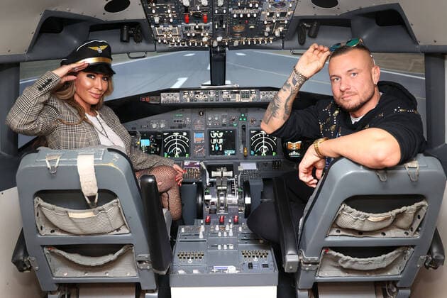 Bilder des Jahres 2021, Entertainment 10 Oktober Entertainment Themen der Woche KW43 Entertainment Bilder des Tages Cora Schumacher und Eric Sindermann beim Fototermin in einem Flugsimulator auf dem Historischen Flughafen am 27.10.2021 in der Motorworld Köln Himmlischer Ausflug für Cora Schumacher in Köln