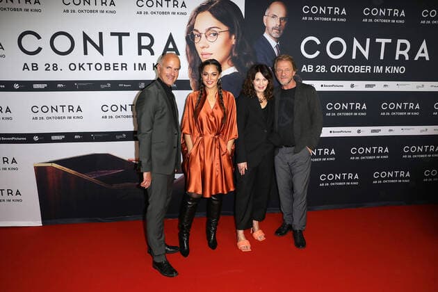Bilder des Jahres 2021, Entertainment 10 Oktober Entertainment Themen der Woche KW43 Entertainment Bilder des Tages Christoph Maria Herbst, Nilam Farooq, Iris Berben und Regisseur Sönke Wortmann bei der Contra Kino Premiere am 27.10.2021 in Berlin Contra Filmpremiere in Berlin
