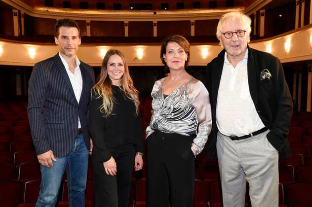Florian Odendahl, Daria Trenkwalder, Janina Hartwig und Günther Maria Halmer bei der Premiere des Theaterstücks Vier Stern Stunden in der Komödie im Bayerischen Hof. München, 27.10.2021