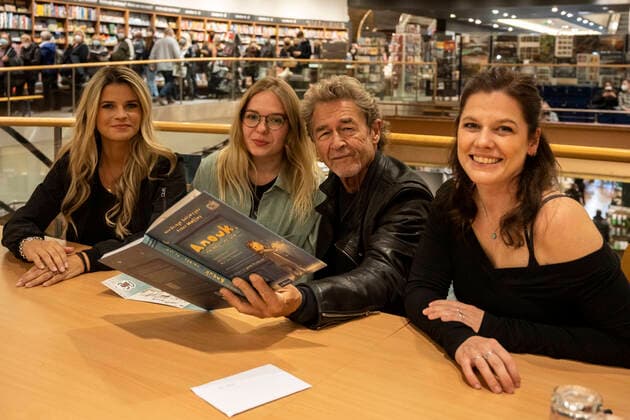 Bilder des Jahres 2021, Entertainment 10 Oktober Entertainment Themen der Woche KW43 News Bilder des Tages Entertainment Bilder des Tages Ehepaar Maffay signiert Kinderbuch Anouk . Der Fan Fan der ersten Geburtsstunde durfte sich gleich zu Beginn der Autogramm- und Signierstunde zwischen Musiker und Autor Peter Maffay und dessen Ehefrau Hendrikje Balsmeyer setzen. Das Kinderbuch Anouk wurde vom Ehepaar Hendrikje Balsmeyer und Peter Maffay gemeinsam geschrieben. Rechts die Illustratorin JoÃ«lle Tourlonias. Aus deren Feder stammen die Illustrationen in dem Kinderbuch Anouk . Bonn Nordrhein-Westfalen Deutschland