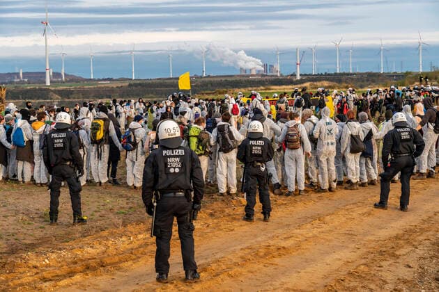 Bilder des Jahres 2021, News 10 Oktober News Themen der Woche KW43 News Bilder des Tages Protestaktion gegen den Abriss des Dorfes Lützerath im Rheinischen Braunkohlerevier, das zur Erweiterung des Tagebaus Garzweiler II weichen soll, Aktivisten wollten eine Abraumbagger besetzten, wurden aber von der Polizei am der Abraumkante gestoppt, Lützerath, NRW, Deutschland, Braunkohle Proteste