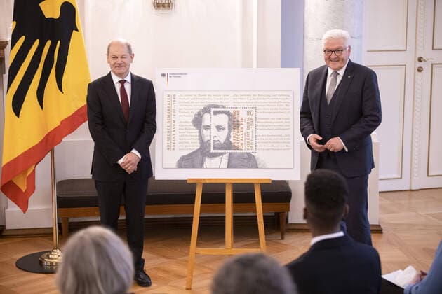 Bilder des Jahres 2021, News 11 November News Themen der Woche KW44 News Bilder des Tages Praesentation der Briefmarke - Robert Blum - durch Bundespraesident Frank Walter Steinmeier und Bundesfinanzminister Olaf Scholz, SPD. Berlin, 02.11.2021 Berlin Deutschland