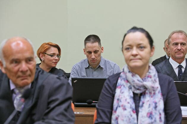 Muenchen Muenchen NSU Prozess Tag 437 Dienstag 03.07.2018 Hinten Ralf Wohlleben mit Anwaeltin Schneider vorn Links Anwalt Dr Hermann Borchert mit Beate Zschaepe am Tag, 437, NSU, Prozess, Muenchen, Beate, Zschaepe, Oberlandesgericht, Verteidigung und alle Angeklagten vollstaendig Im Bild hier Szenen vom letzten Verhandlungstag vor der Urteilsverkuendung Beate Zschaepe hat sich erklaert aber die Schuld von sich gewiesen Richter Manfred Goetzl wird am 11 Juli das Urteil sprechen verlesen Es soll 2 Tagae dauern 5 Urteile fuer 5 Angeklagten 03.07.2018 Copyright: xEibner-Pressefotox xKoehlerx EP_rkr