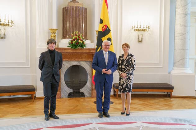 Bilder des Jahres 2021, News 11 November News Themen der Woche KW44 News Bilder des Tages Bundespräsident Frank-Walter Steinmeier empfängt den ehemaligen Bundestrainer Joachim Löw und gibt ihm zu Ehren ein Mittagessen in Schloss Bellevue - Joachim Löw, Frank-Walter Steinmeier und Elke Büdenbender, Ehefrau von Frank-Walter Steinmeier (von links);Bundespräsident Frank-Walter Steinmeier empfängt den ehemaligen Bundestrainer Joachim Löw und gibt ihm zu Ehren ein Mittagessen in Schloss Bellevue - Joachim Löw, Frank-Walter Steinmeier und Elke Büdenbender, Ehefrau von Frank-Walter Steinmeier (von, Berlin Berlin Deutschland Schloss Bellevue
