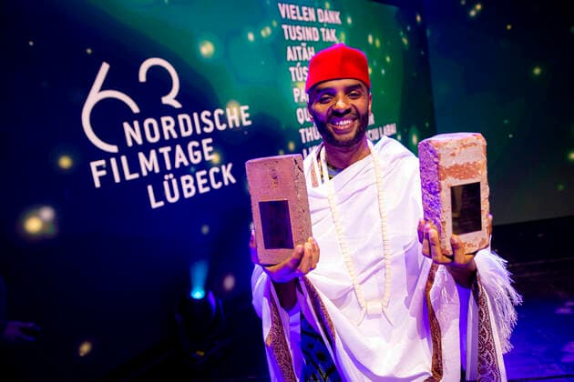 Bilder des Jahres 2021, Entertainment 11 November Entertainment Themen der Woche KW44 NDR-Filmpreis-Gewinner und Regisseur des Film The Gravediggers Wife Khadar Ayderus. Filmpreisnacht der Nordischen Filmtage Lübeck, 06.11.21 Lübeck Schleswig-Holstein Germany Copyright: xAgentur54Gradx xFelixxKoenigx