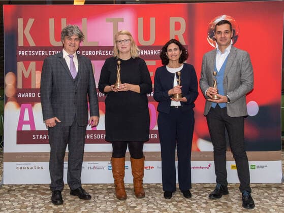 Bilder des Jahres 2021, Entertainment 11 November Entertainment Themen der Woche KW45 GER Sachsen Dresden Gewandhaushotel - Verleihung des Europäischen Kulturmarken Preis an 3 Preisträger hier - Markus Rindt Intendant der Dresdner Sinfoniker - Therese Menzel DD - Sinfoniker Eliad Moreh - Rosenberg und Nemanja Milenkovic vlnr. 10.11.21 -