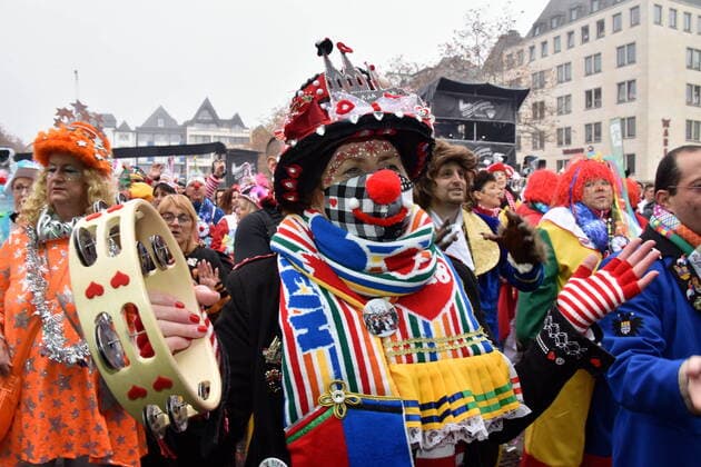 Bilder des Jahres 2021, News 11 November Karnevalisten in Kostüm vor der Bühne am 11.11.2021 in Köln bei der Eröffnung der Karneval Session 2021 2022 des Kölner Karnevals auf dem Heumarkt. Traditionell wird am 11.11. um 11 Uhr 11 der Kölner Karneval mit einem grossen open air Fest eröffnet.