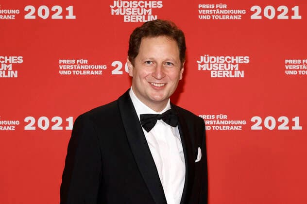 Georg Friedrich Ferdinand Prinz von Preußen bei der Verleihung des Preises für Verständigung und Toleranz im Glashof des Jüdischen Museums. Berlin, 13.11.2021