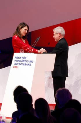 Iris Berben und Daniel Libeskind bei der Verleihung des Preises für Verständigung und Toleranz im Glashof des Jüdischen Museums. Berlin, 13.11.2021