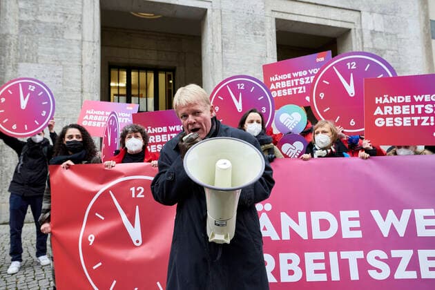 Bilder des Jahres 2021, News 11 November News Themen der Woche KW46 News Bilder des Tages Koalitionsverhandlungen: Reiner Hoffmann - Vorsitzender des DGB Deutschland, Berlin: Die Koalitionsverhandlungen zwischen SPD, BÜNDNIS 90 DIE GRÜNEN und FDP gehen in die nächste Phase. Nach zwei Wochen intensiver Verhandlungen treffen sich die Generalsekretäre von SPD und FDP, Lars Klingbeil und Volker Wissing sowie der politische Bundesgeschäftsführer der Grünen, Michael Kellner in der Hamburger Landesvertretung.