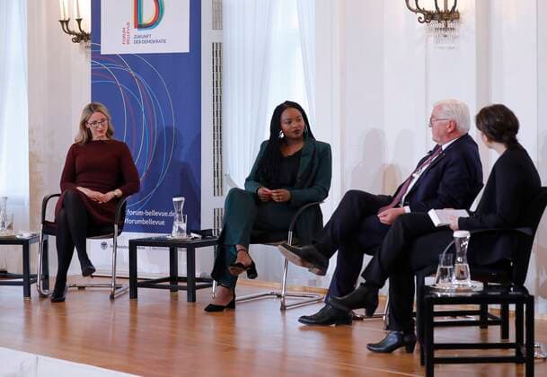 Bilder des Jahres 2021, News 11 November News Themen der Woche KW46 Medizinethikerin und Vorsitzenden des Deutschen Ethikrates Alena Buyx, Aminata Toure, Vizepräsidentin des Schleswig-Holsteinischen Landtages, Bundespräsident Frank-Walter Steinmeier, Rechtswissenschaftlerin Laura Münkler, Deutschland, Berlin, Schloss Bellevue , Forum Bellevue zur Zukunft der Demokratie:, 12. Forum Bellevue: Was kann der Staat? Lektionen aus der Pandemie