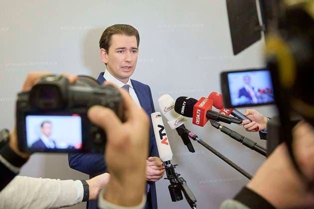 Bilder des Jahres 2021, News 11 November News Themen der Woche KW46 News Bilder des Tages - Wien 15.11.2021 - Coronavirus-Krise - Parlament Nationalrat Sondersitzung - Heute fand im Nationalrat eine Sitzung mit den Hauptthemen Budget und Corona-Krise statt. PHOTO: ÖVP-Parteichef und Klubobmann Sebastian Kurz gab bei seiner Ankuft im Parlament ein Statement ab bei der er die heutige Aufhebung seiner politischhen Immunität begrüsste. Vienna (AUSTRIA) - Coronavirus crisis - Parliament National Council special session - Today the National Council held a meeting on the main topics of the budget and the Covid crisis. Nationalrat Sitzung zu Budget und Corona-Krise