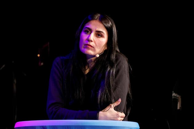 Karosh Taha bei der Lange Nacht über Diversity in der deutschsprachigen Literatur im Gloria. Köln, 15.11.2021