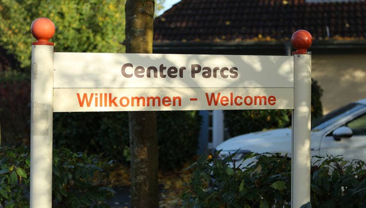Willkommensschild vor Häusern im Ferienpark Center Parcs in Tossens. Tossens Niedersachsen