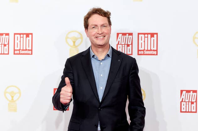 Das Goldene Lenkrad 2021 Ola Källenius (Vorstandsvorsitzender Daimler AG) auf dem roten Teppich bei der Verleihung des Goldenen Lenkrads im Axel-Springer-Hochhaus in Berlin. Copyright: xEventpressxGolejewskix