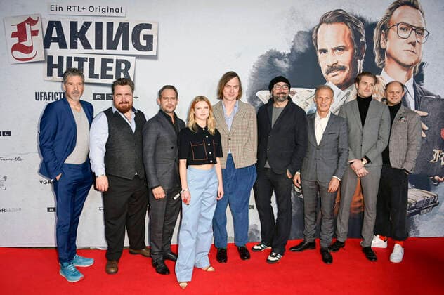Bilder des Jahres 2021, Entertainment 11 November Entertainment Themen der Woche KW46 Wolfgang Groos, Tristan Seith, Moritz Bleibtreu, Sinje Irslinger, Lars Eidinger, Tobi Baumann, Richard Sammel, Lukas T. Sperber und Gast bei der Premiere der RTL+-Serie Faking Hitler im Delphi Filmpalast. Berlin, 17.11.2021