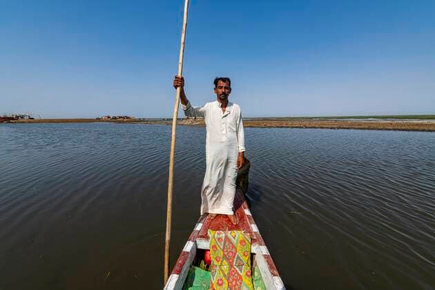 Sumpfaraber auf seinem Boot, Mesopotamische Sümpfe, Ahwar im Südirak, Unesco-Stätte, Irak, Asien Copyright: imageBROKER/MichaelxRunkel iblrun07166722.jpg