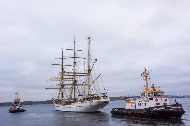 Bilder des Jahres 2021, News 11 November News Themen der Woche KW46 News Bilder des Tages Kiel, Germany 19. November 2021, Marinestützpunkt Kiel Wik. Leinen los! Segelschulschiff Gorch Fock legt heute nach rund sechs Jahren Sanierung unter dem Kommando von Kapitän zur See Nils Brandt mit 120 Besatzungsmitgliedern zur Ausbildungsfahrt zu den Kanarischen Inseln ab und wird 6 Monate unterwegs sein. Letzte Restarbeiten wurden am Liegeplatz an der Gorch-Fock-Mole erledigt und auch das Problem der verunreinigten Frischwasseranlage ist behoben.